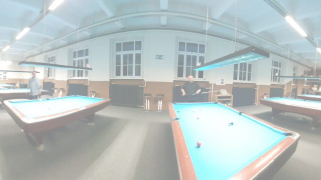 Panorama des Billardquartiers in Baden: Pooltische mit blauem Tuch unter Tischlampen, Spieler beim Stoß und am Rand stehend