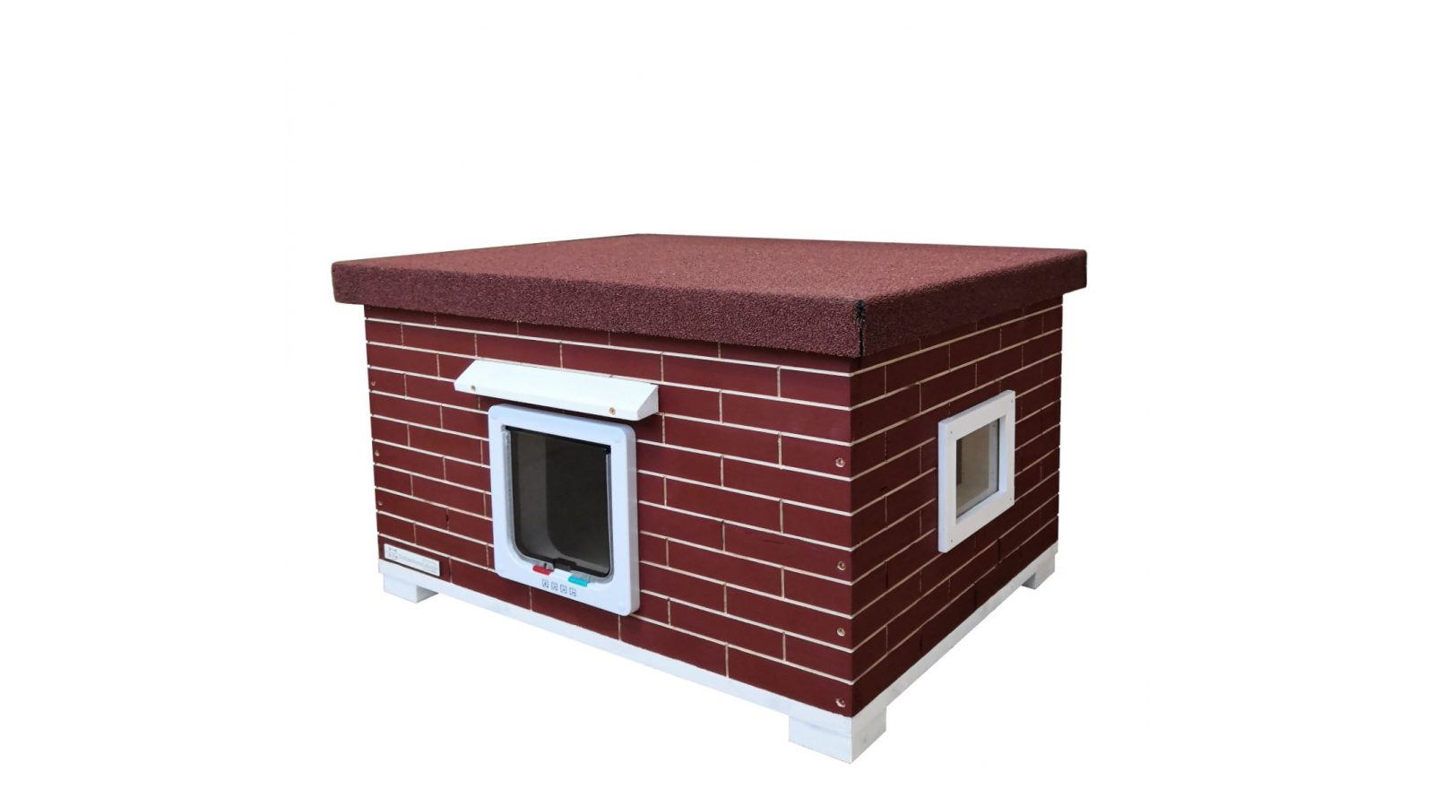 Ein Katzenhaus aus Holz mit rotem Flachdach, rot-weißer Ziegeloptik, einer weißen Katzenklappe vorne und einem kleinen Fenster an der Seite