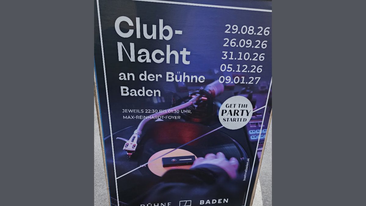 Plakat der Bühne Baden zur Club-Nacht im Max-Reinhardt-Foyer mit Plattenspieler und den angekündigten Terminen