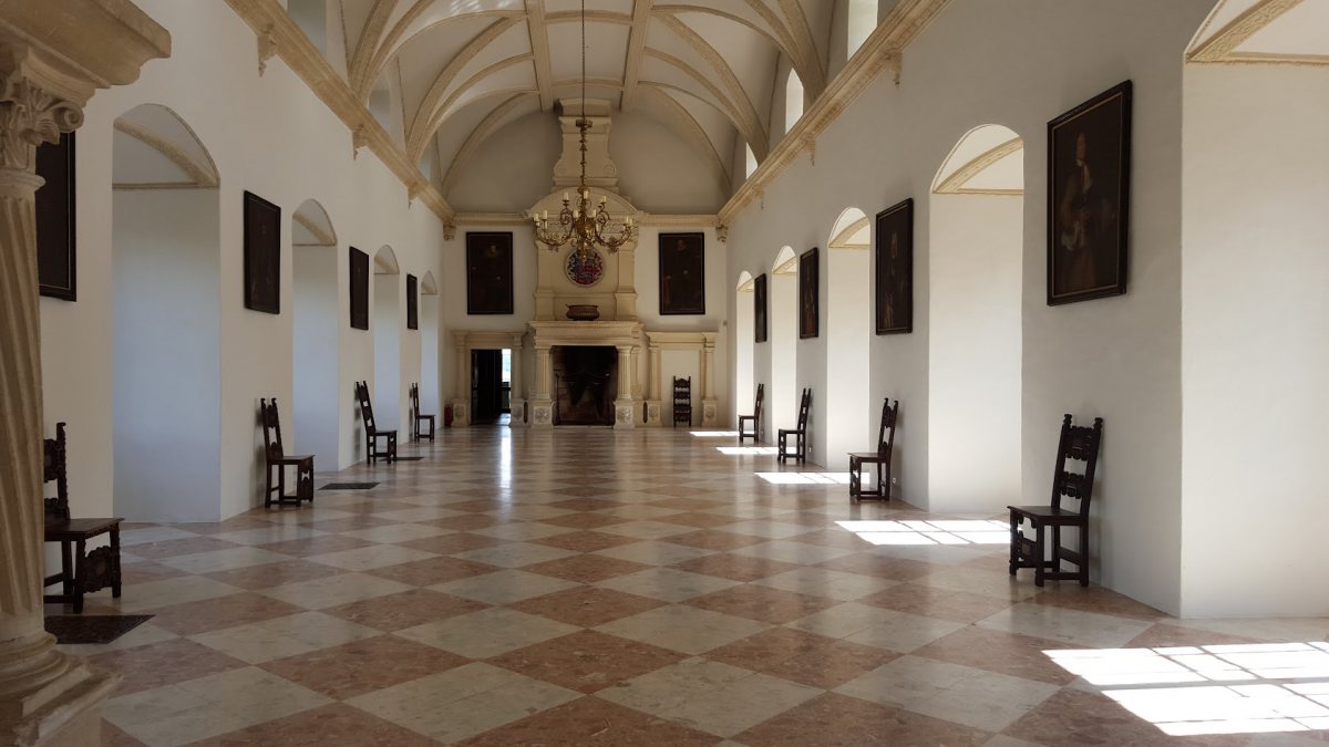 Symbolbild: historischer Saal mit Porträtgalerie und Schachbrettboden – Archivaufnahme, nicht aus einem der genannten Badener Museen