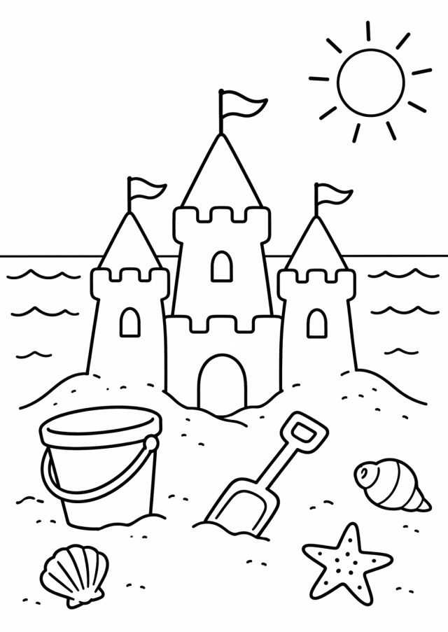 Ausmalbild: eine Sandburg mit drei Türmen, Zinnen, Fähnchen und einem Tor am Strand, davor ein Kübel, eine Schaufel, zwei Muscheln und ein Seestern, dahinter das Meer mit Wellen und oben rechts die Sonne