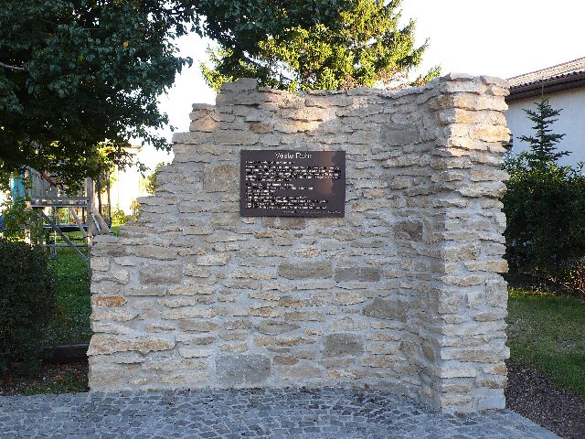 Gedenkmauer mit Tafel am Standort der ehemaligen Veste Rohr in Baden, nahe der Rohrgasse