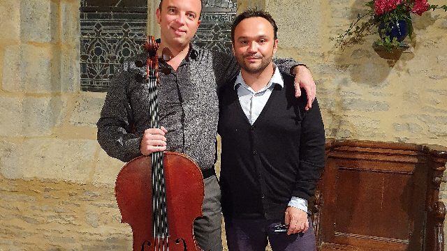 Komponist Benoît Menut (rechts) mit dem Cellisten Patrick Langot nach einem Konzert in der Kapelle von Kersaint, 2019