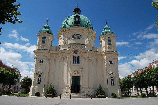Margaretenkirche in Berndorf mit grüner Kuppel und zwei Türmen am Kirchenplatz