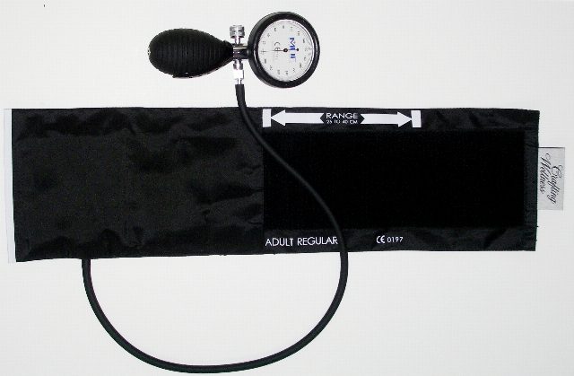 Analoges Blutdruckmessgerät mit Pumpball, rundem Manometer und schwarzer Manschette auf weißem Hintergrund