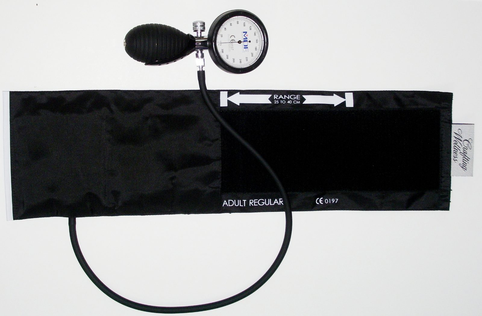 Analoges Blutdruckmessgerät mit Pumpball, rundem Manometer und schwarzer Manschette auf weißem Hintergrund