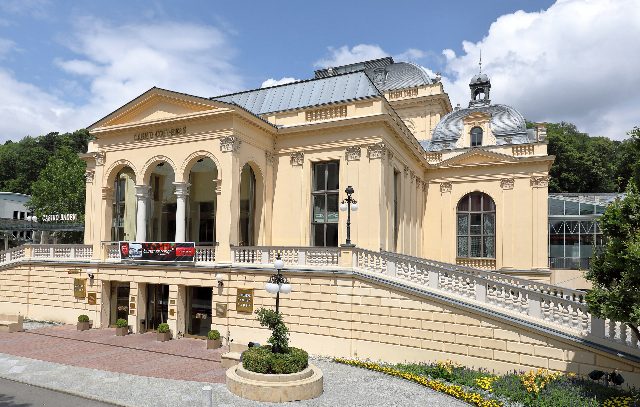 Casino Baden mit Säulenportal, Kuppeln und breiter Freitreppe an einem sonnigen Tag