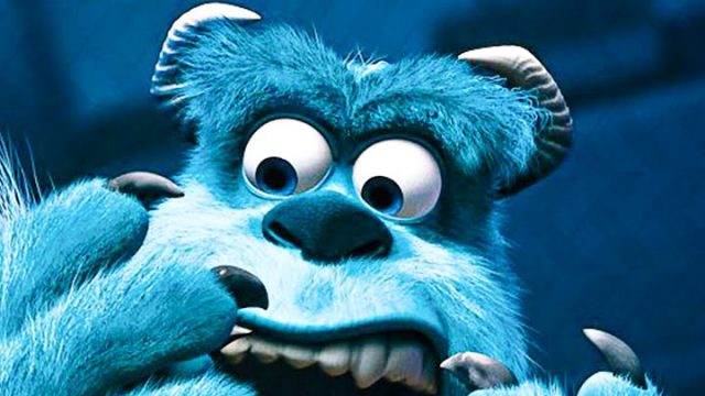 Das blaue, zottelige Monster Sulley hält sich erschrocken das Maul zu, Standbild aus dem Trailer