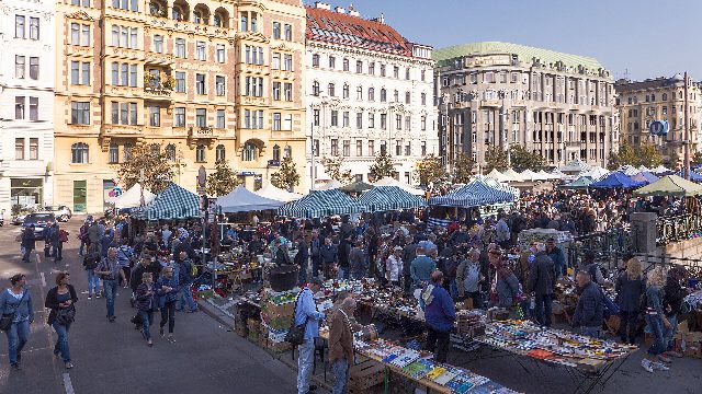 Symbolbild: Stände mit Trödel und Gebrauchtwaren auf einem Flohmarkt