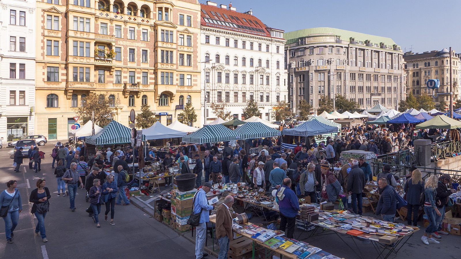 Symbolbild: Stände mit Trödel und Gebrauchtwaren auf einem Flohmarkt