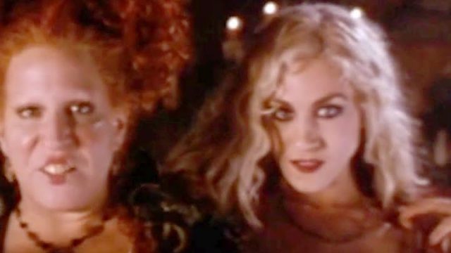 Zwei der drei Hexen aus Hocus Pocus in einem dämmrigen Raum, Standbild aus dem Trailer