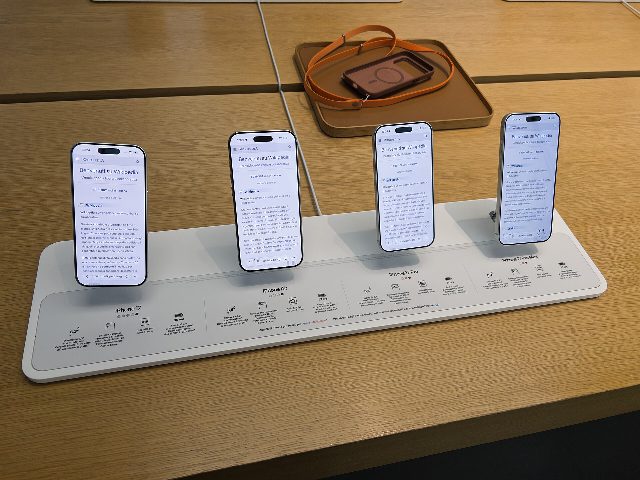 iPhone 17, iPhone Air, iPhone 17 Pro und 17 Pro Max nebeneinander auf einem Ausstellungstisch in einem Apple Store; das faltbare iPhone Duo ist nicht darunter
