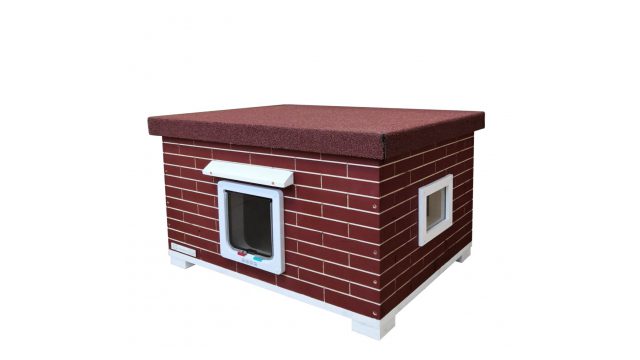 Ein Katzenhaus aus Holz mit rotem Flachdach, rot-weißer Ziegeloptik, einer weißen Katzenklappe vorne und einem kleinen Fenster an der Seite, vor weißem Hintergrund