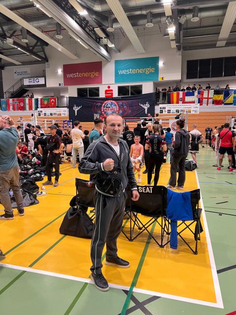 Blick in die Wettkampfhalle: Boxring, Fahnen mehrerer Nationen und Teilnehmerinnen und Teilnehmer der Weltmeisterschaft