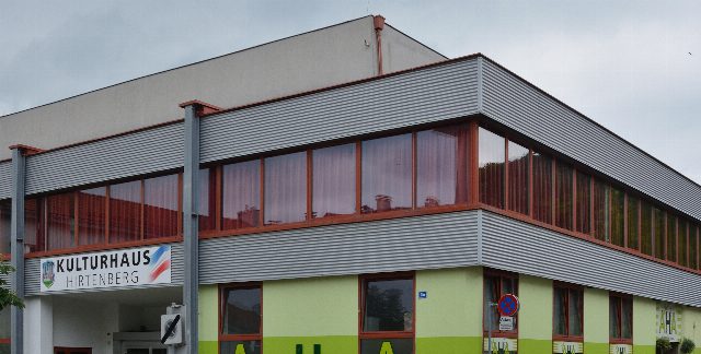 Das Kulturhaus Hirtenberg mit Fensterband im Obergeschoß und Schriftzug über dem Eingang