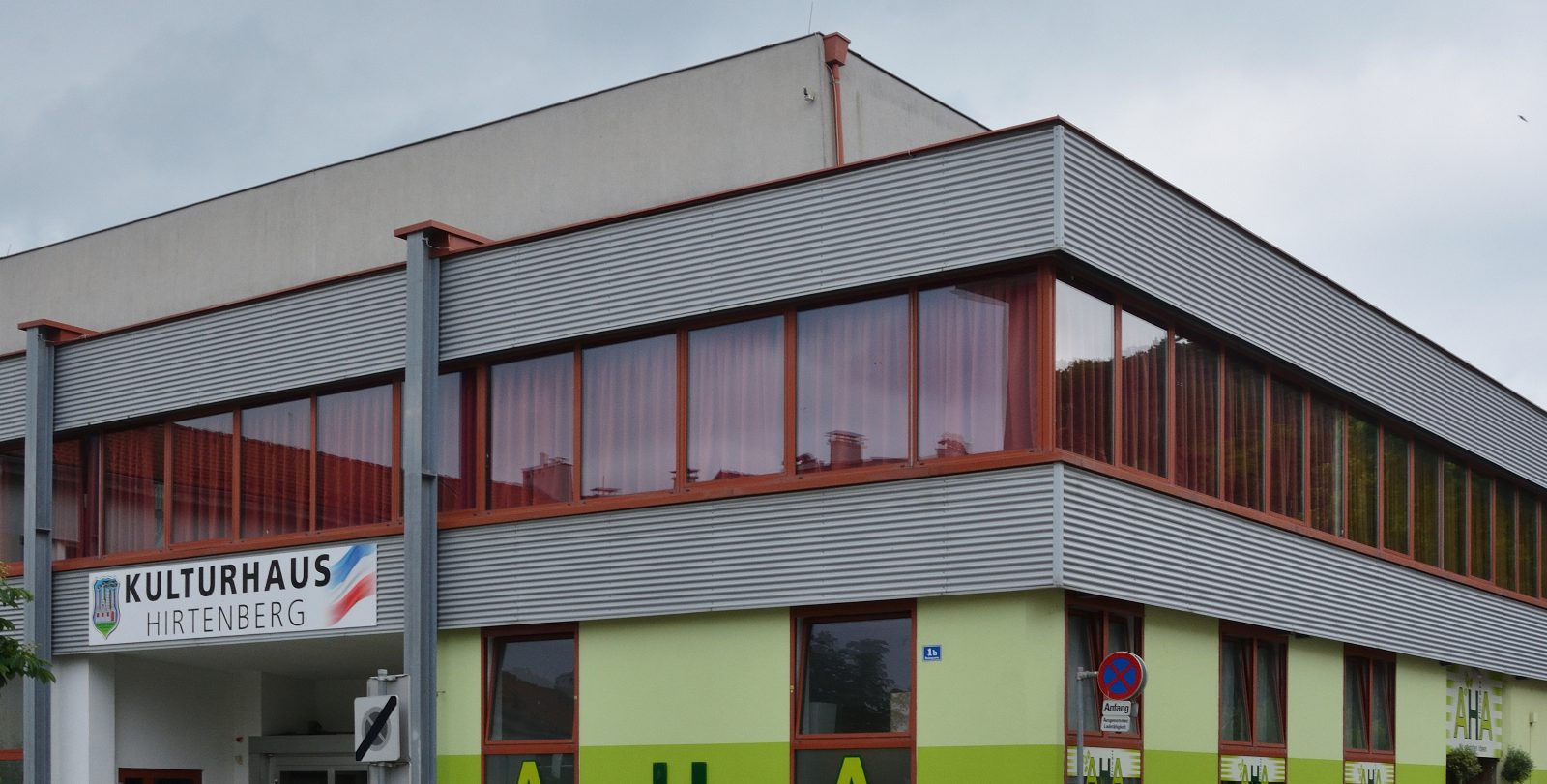 Das Kulturhaus Hirtenberg mit Fensterband im Obergeschoß und Schriftzug über dem Eingang