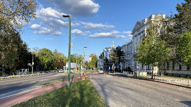 Gerichtsgebäude am Maria-Theresien-Ring in Wiener Neustadt mit der Aufschrift Kreisgericht am Giebel, davor Straße und Radweg