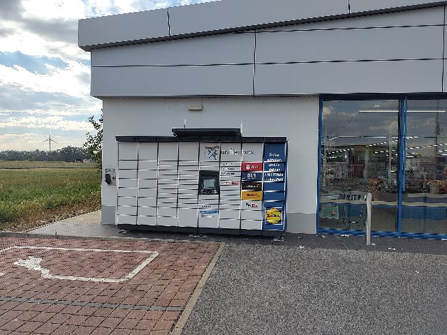Lidl-Filiale in Ebreichsdorf mit Glasfront und Paketstation, daneben ein Parkplatz