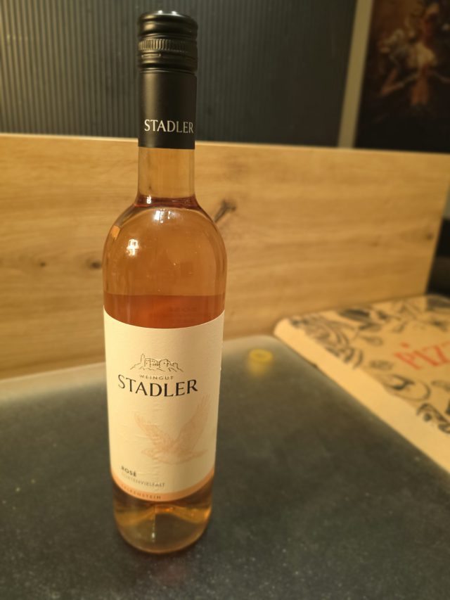 Flasche Rosé Sortenvielfalt 2025 vom Weingut Stadler neben einem gefüllten Glas.