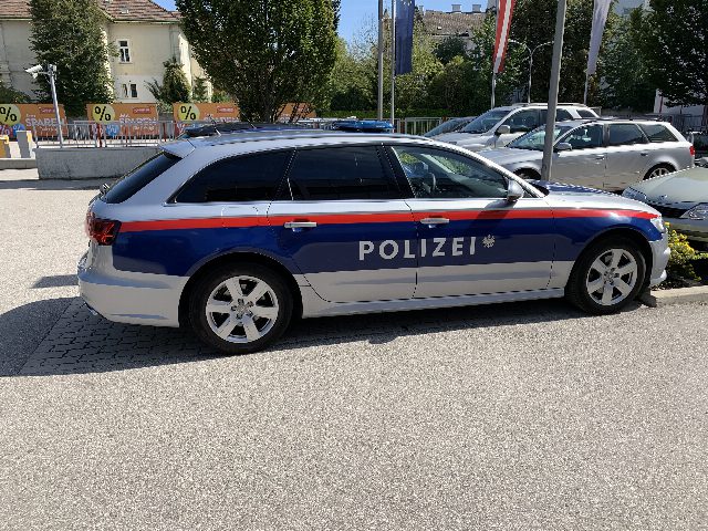 Symbolbild: ein blau-weißer Streifenwagen der österreichischen Polizei auf einem Parkplatz