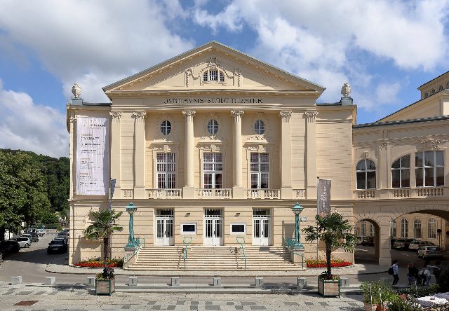 Fassade des Stadttheaters Baden am Theaterplatz mit Säulen, Giebel und Schriftzug Jubiläums-Stadt-Theater