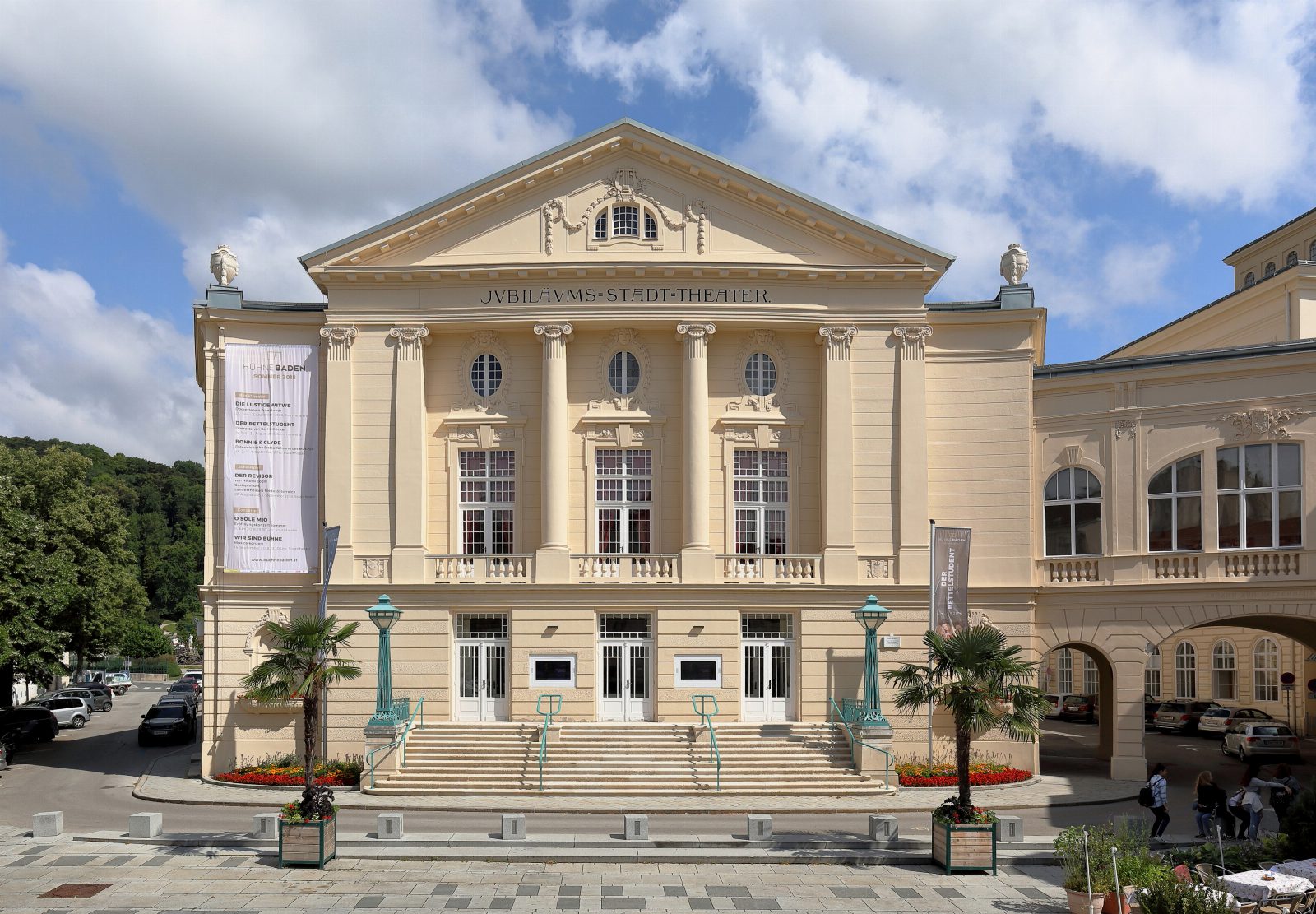 Fassade des Stadttheaters Baden am Theaterplatz mit Säulen, Giebel und Schriftzug Jubiläums-Stadt-Theater