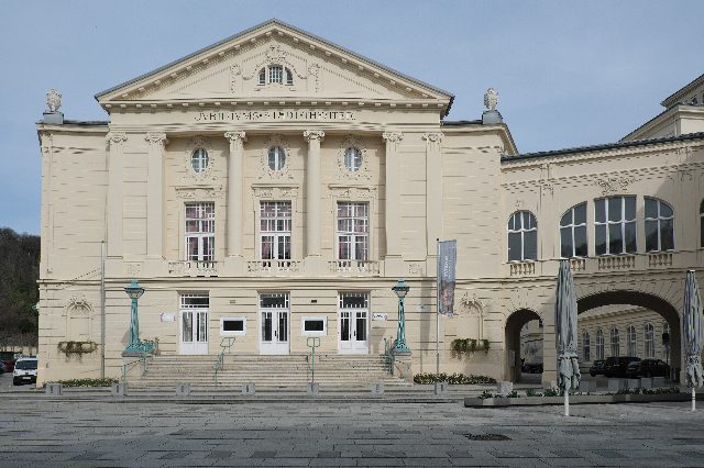 Frontansicht des Stadttheaters Baden am Theaterplatz mit Freitreppe, Säulen und Giebel