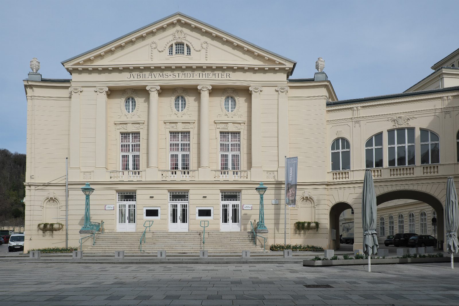 Frontansicht des Stadttheaters Baden am Theaterplatz mit Freitreppe, Säulen und Giebel