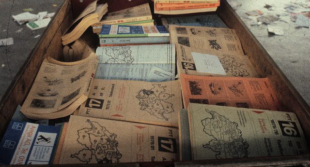 Alte Telefonbücher der Schweizer PTT aus den Jahren 1975 bis 1981 liegen gestapelt in einer Holzkiste beim Altpapier