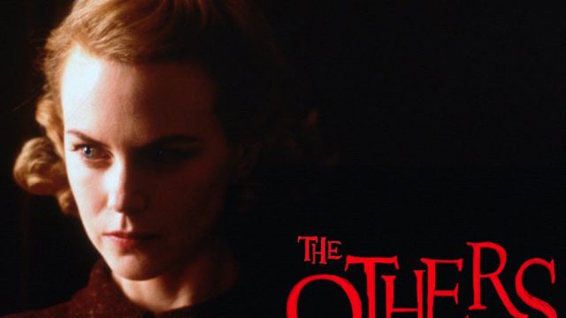 Eine Frau mit hochgestecktem Haar blickt im Halbdunkel zur Seite, rechts der rote Schriftzug des Filmtitels, Standbild aus dem Trailer