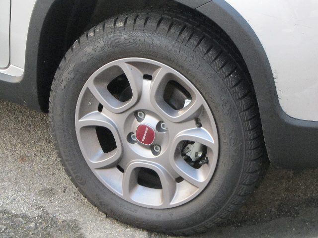 Rad eines Kleinwagens mit montiertem Winterreifen, an der Flanke das Schneeflockensymbol