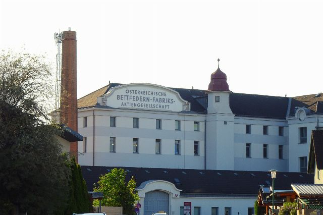 Das Gebäude der ehemaligen Bettfedernfabrik in Oberwaltersdorf