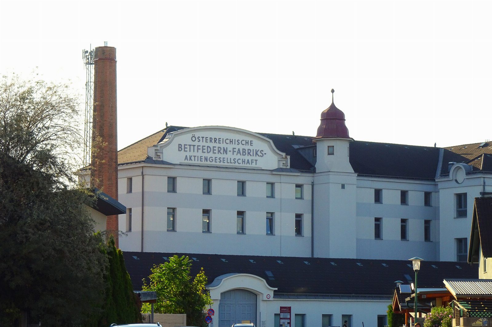 Das Gebäude der ehemaligen Bettfedernfabrik in Oberwaltersdorf