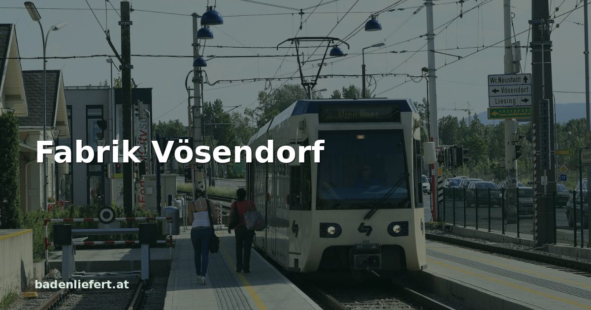 Titelbild: Badner Bahn im Bahnhof Vösendorf-Siebenhirten, darüber der Schriftzug „Fabrik Vösendorf“