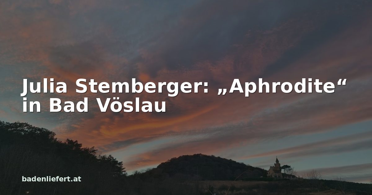 Titelbild: Abendhimmel über den Weingärten in Bad Vöslau, darüber der Schriftzug „Julia Stemberger: „Aphrodite“ in Bad Vöslau“