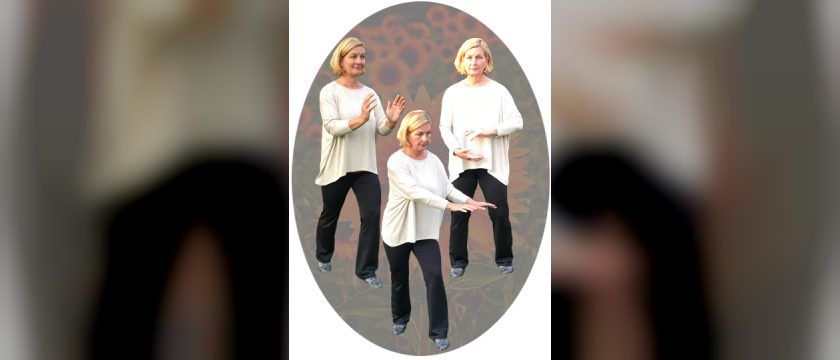Andrea Sumasgutner in hellem Pullover und schwarzer Hose, dreimal in verschiedenen Qi-Gong-Haltungen vor einem Hintergrund aus Sonnenblumen