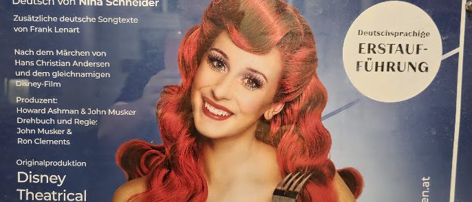 Plakat der Bühne Baden zu „Disney Arielle, die Meerjungfrau“: Darstellerin als Arielle mit roten Locken, daneben der Hinweis „Deutschsprachige Erstaufführung“
