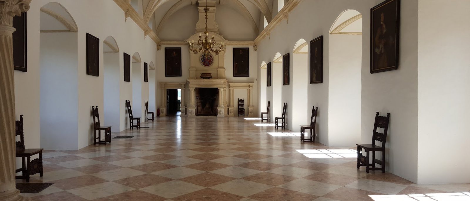 Symbolbild: historischer Saal mit Porträtgalerie und Schachbrettboden – Archivaufnahme, nicht aus einem der genannten Museen