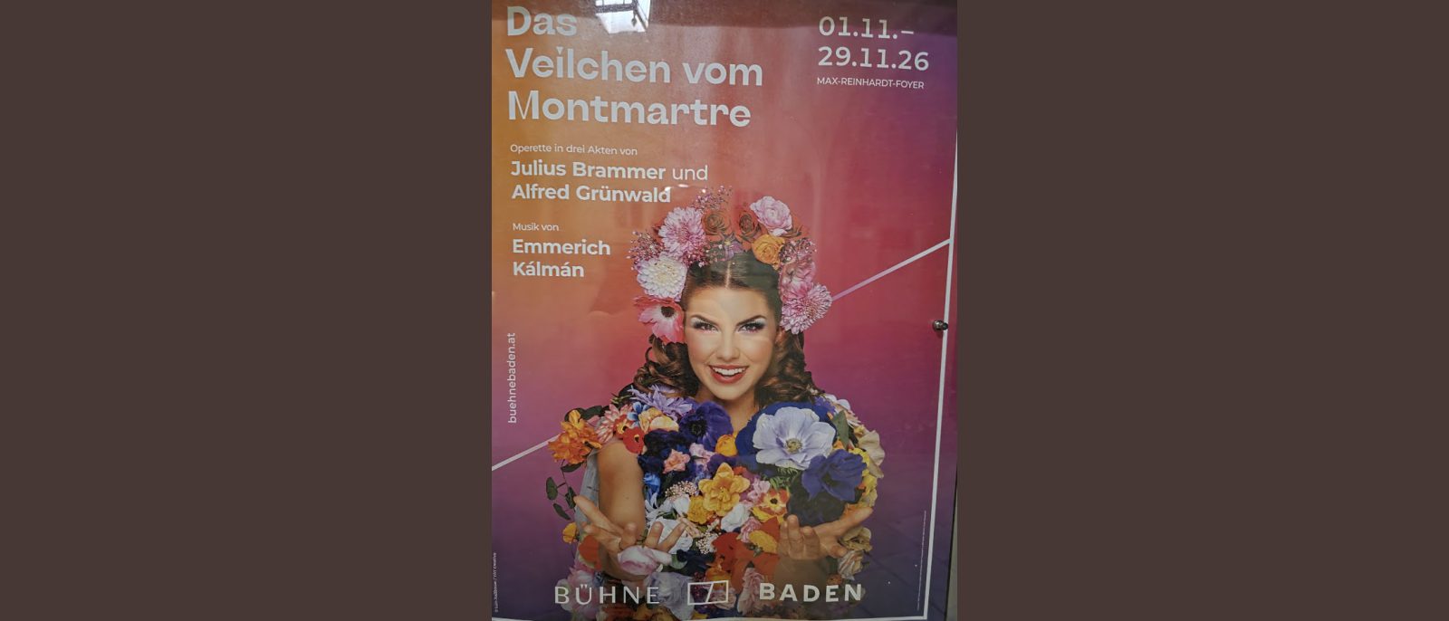 Plakat zu „Das Veilchen vom Montmartre“ der Bühne Baden mit einer Frau im Blumenkostüm und den Terminen 1. bis 29. November 2026