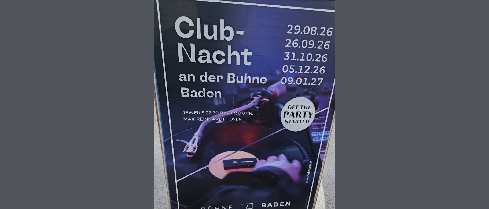 Plakat der Bühne Baden zur Club-Nacht im Max-Reinhardt-Foyer mit Plattenspieler und den angekündigten Terminen