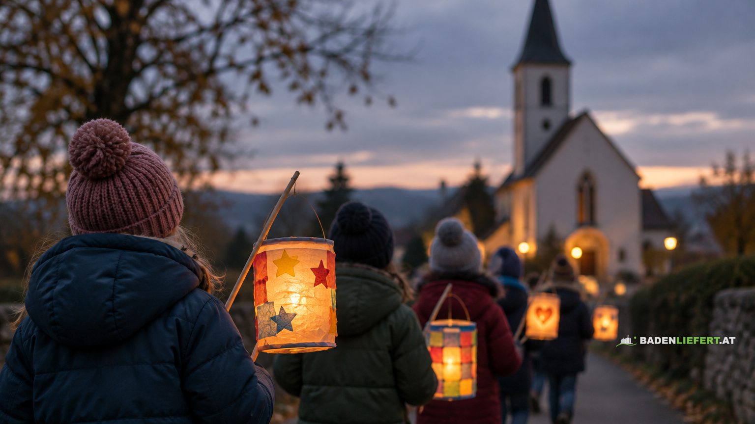 Symbolbild: Kinder in Winterjacken ziehen am Abend mit leuchtenden Papierlaternen zu einer Kirche